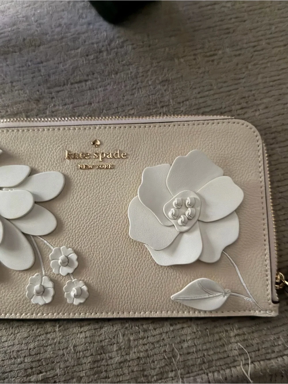 kate spade Floral Appliqué Zip Wallet in Light Beige/White